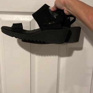 10 Aerosoles Heel Rest wedges. EUC. Leather upper. Velcro stray so adjustable